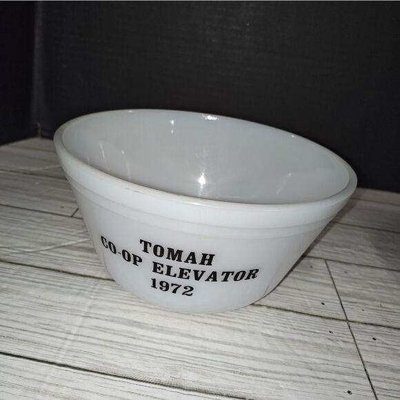 TOMAH CO-OP ELEVATOR TOMAH Wisconsin 1971 & 1972 Milkglass Advertising Bowls - Picture 4 of 10